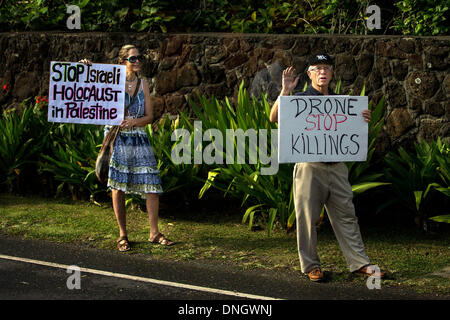 Kailua, Hawaii, Stati Uniti d'America. 28 dicembre, 2013. Le persone sono visibili segni di contenimento al di fuori del luogo Kailuana come presidente degli Stati Uniti Barack Obama per il giro della Papamobile ritorna alla sua vacanza composto da Marine Corps base Hawaii in Kailua, Hawaii, USA, 28 dicembre 2013. La prima famiglia è in vacanza alle Hawaii per le vacanze invernali. Credito: Kent Nishimura / Pool via CNP/dpa/Alamy Live News Foto Stock