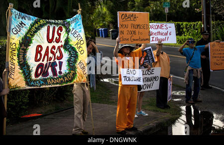 Kailua, Hawaii, Stati Uniti d'America. 28 dicembre, 2013. Le persone sono visibili segni di contenimento al di fuori del luogo Kailuana come presidente degli Stati Uniti Barack Obama per il giro della Papamobile ritorna alla sua vacanza composto da Marine Corps base Hawaii in Kailua, Hawaii, USA, 28 dicembre 2013. La prima famiglia è in vacanza alle Hawaii per le vacanze invernali. Credito: Kent Nishimura / Pool via CNP/dpa/Alamy Live News Foto Stock