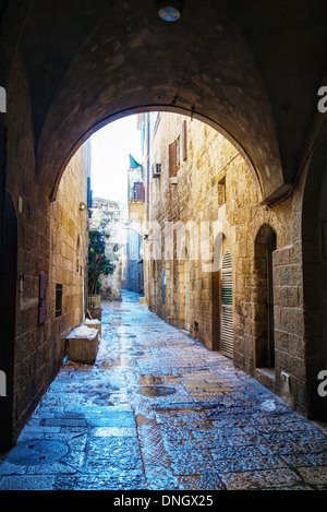 Strada stretta nella Città Vecchia di Gerusalemme, Israele Foto Stock