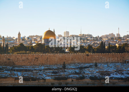 Panoramica della Città Vecchia di Gerusalemme, Israele con la cupola dorata moschea Foto Stock