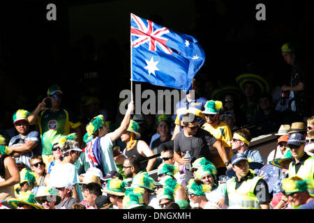 Melbourne, Australia. 27 Dic, 2013. La Australian fan ottenere animato durante il durante il giorno due del quarto ceneri Test match tra Australia e Inghilterra al MCG - Pugilato giornata di test in Australia vs Inghilterra MCG, Melbourne Victoria, Australia. Credito: Azione Sport Plus/Alamy Live News Foto Stock