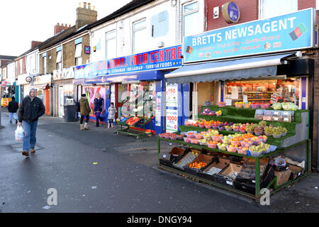 Peterborough, CAMBRIDGESHIRE, Regno Unito . 29 Dic, 2013. Lincoln Road in Peterborough è diventata il centro per le nuove comunità cercando di stabilire una casa in East Midlands. Credito: Lovelylight/Alamy Live News Foto Stock