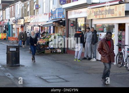 Peterborough, CAMBRIDGESHIRE, Regno Unito . 29 Dic, 2013. Lincoln Road in Peterborough è diventata il centro per le nuove comunità cercando di stabilire una casa in East Midlands. Credito: Lovelylight/Alamy Live News Foto Stock