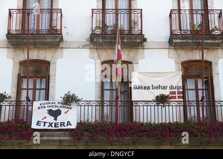 Il basco slogan in Euskara sulla parete Pais Vasco Paesi baschi Spagna Europa Foto Stock