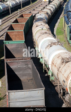 Due treni merci con cisterne di carburante e i carri vuoti Foto Stock