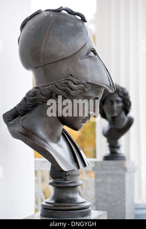 Minerva dea della guerra busto nero statua di metallo sul palazzo bianco sullo sfondo le pareti Foto Stock