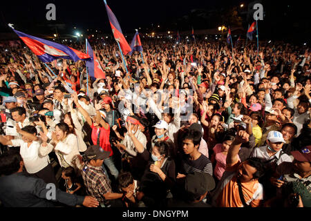 Phnom Penh Cambogia. 29 Dic, 2013. Opposizione cambogiana sostenitori partecipare a un raduno al Parco Freedom in Phnom Penh Cambogia, Dic 29, 2013. Una stima di 40.000 sostenitori dell'opposizione sono scesi in piazza nella capitale Phnom Penh domenica pomeriggio per chiedere le dimissioni del Primo Ministro Hun Sen e una nuova votazione a seguito di accuse di gravi irregolarità durante le elezioni di luglio. Credito: Phearum/Xinhua/Alamy Live News Foto Stock