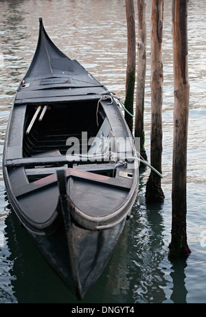 Uno nero gondola veneziana closeup sull'acqua Foto Stock