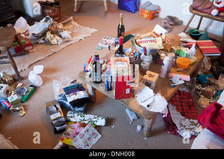 Pasticcio di regali di Natale e carta da imballaggio sparse intorno a casa, REGNO UNITO Foto Stock