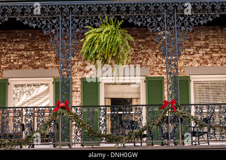 Le decorazioni di Natale lungo il ferro battuto balcone presso la Marshall House di Savannah, GA. Foto Stock