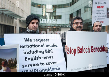 Portland Place, Londra, Regno Unito . 29 Dic, 2013. Un gruppo di dimostranti si riuniscono al di fuori di BBC Broadcasting House a sostegno di un costante marcia di protesta che coprono oltre 1500km in Pakistan. Gli attivisti rivendicazione di migliaia di persone sono state recentemente detenuti o scomparsi nel Balochistan da agenzie di sicurezza ancora la BBC ha dedicato scarsa copertura mediatica di eventi. Credito: Lee Thomas/Alamy Live News Foto Stock