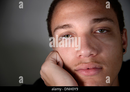 Un adolescente di sesso maschile e neolaureati. Foto Stock