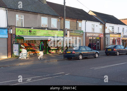 Peterborough, CAMBRIDGESHIRE, Regno Unito . 29 Dic, 2013. Lincoln Road in Peterborough è diventata il centro per le nuove comunità cercando di stabilire una casa in East Midlands. Credito: Lovelylight/Alamy Live News Foto Stock