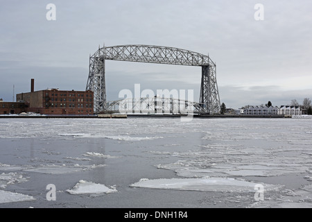 Il ponte di sollevamento a Duluth, Minnesota, come visto attraverso il ghiaccio coperto Lago Superior. Foto Stock