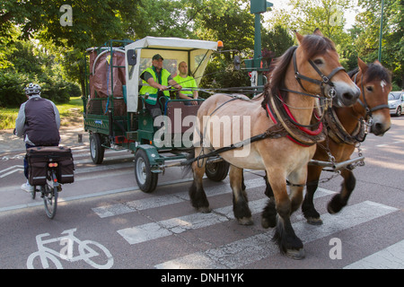 Progetto di cavallo utilizzato nel BOIS DE VINCENNES PARK per lavori di manutenzione, 12esimo arrondissement di Parigi (75), Francia Foto Stock