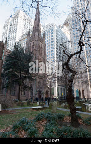 Chiesa della Trinità a Broadway e Wall Street a Manhattan è stato in questa posizione poiché la parrocchia è stata fondata nel 1697. Foto Stock