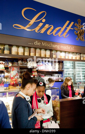 Bambini acquistare cioccolata Lindt presso il negozio di cioccolata Lindt Museum di Colonia ( Koln ), Germania Europa Foto Stock