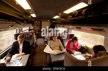 I passeggeri all'interno di un treno Eurostar carrello tra Ebbsfleet, Regno Unito, e a Bruxelles, Belgio, Europa Foto Stock