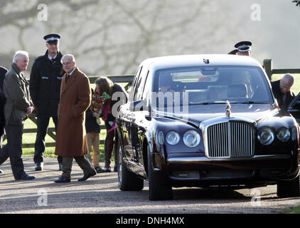 Sandringham, Norfolk, Regno Unito. Il 29 dicembre 2013. Sua Maestà la Regina Elisabetta II di lasciare la chiesa al Sandringham . . Sandringham, Norfolk, Regno Unito . . 29.12.2013 Il Duca di Edimburgo, foglie di Santa Maria Maddalena la chiesa dopo la domenica mattina il servizio in Sandringham. Pic: Paolo Marriott Fotografia/Alamy Live News Foto Stock