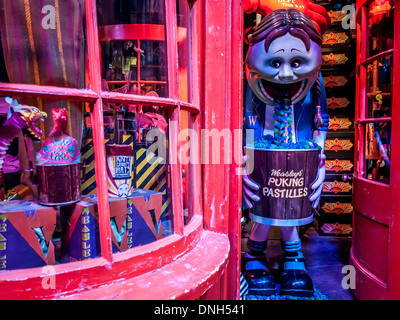 Fred e George Weasley Weasleys dell' Wizard Wheezes shop al Warner Bros Studio Tour London - The Making of Harry Potter, Londra Foto Stock