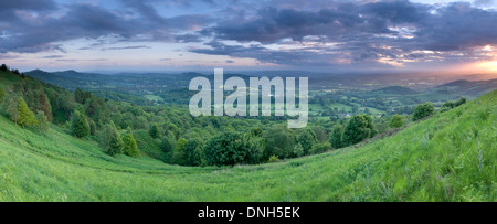 Un panorama ripreso al tramonto nella valle tra estate Hill e il Worcestershire Faro sulla Malvern Hills. Foto Stock