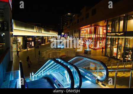 Centro commerciale della città di notte in Almere, Paesi Bassi Foto Stock