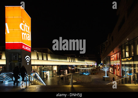 Centro commerciale della città di notte in Almere, Paesi Bassi Foto Stock