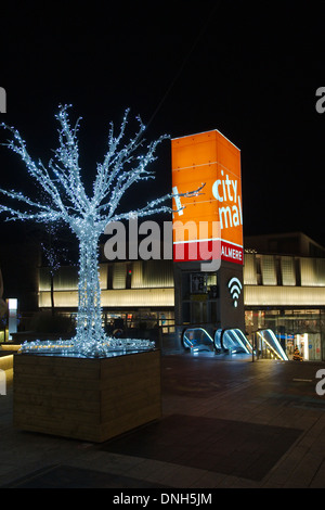 Centro commerciale della città di notte in Almere, Paesi Bassi Foto Stock
