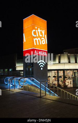 Centro commerciale della città di notte in Almere, Paesi Bassi Foto Stock