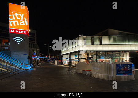 Centro commerciale della città di notte in Almere, Paesi Bassi Foto Stock