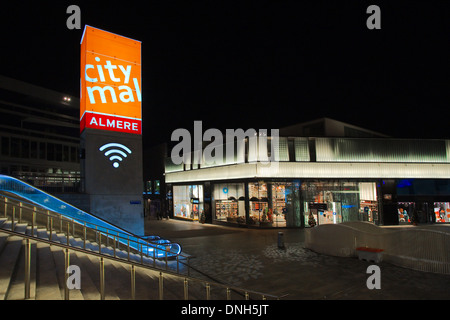 Centro commerciale della città di notte in Almere, Paesi Bassi Foto Stock