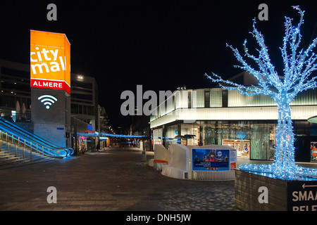 Centro commerciale della città di notte in Almere, Paesi Bassi Foto Stock
