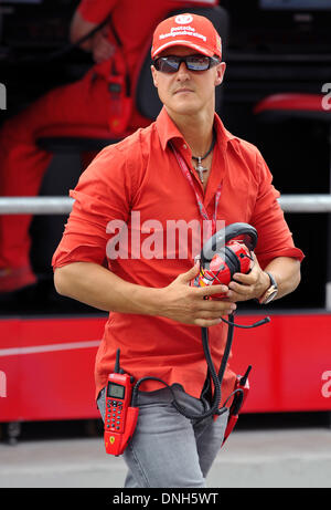 FILE: Valencia, Spagna. Il 23 agosto 2008. Tedesco ex driver di Formula Uno Michael Schumacher della Ferrari è raffigurato al pit durante la terza sessione di prove libere in Formula Uno Valencia circuito cittadino di Valencia, Spagna, 23 agosto 2008. La Formula One Grand Prix Europeo si svolgerà domenica 24 agosto 2008. Foto: Carmen Jaspersen/dpa/Alamy Live News Foto Stock