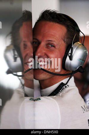 FILE: Abu Dhabi, negli Emirati Arabi Uniti. 02Nov, 2012. Il tedesco pilota di Formula Uno Michael Schumacher della Mercedes AMG visto nella sua teamgarage durante la prima sessione di prove libere sul circuito di Yas Marina in Abu Dhabi, Emirati Arabi Uniti, 02 novembre 2012. Il Gran Premio di Formula Uno di Abu Dhabi avrà luogo il 04 novembre 2012. Foto: Jens Buettner/dpa /dpa/Alamy Live News Foto Stock