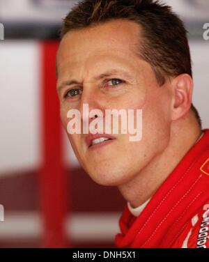 FILE: il tedesco pilota di Formula Uno Michael Schumacher della Scuderia Ferrari F1 sta nel suo pit durante la terza sessione di allenamento per il 2006 di Formula 1 Gran Premio d'Europa a circuito del Nuerburgring, in Germania, sabato 06 maggio 2006. Michael Schumacher cadenzato il miglior tempo. Foto: Roland Weihrauchdpa/Alamy Live News Foto Stock