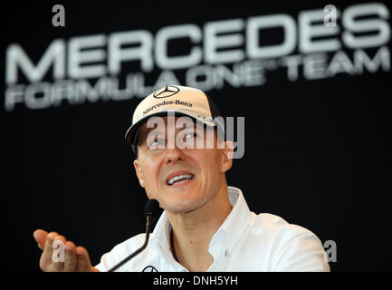 FILE: Manama, Bahrain. 11 marzo, 2010. Il tedesco pilota di Formula Uno Michael Schumacher della Mercedes GP e partecipa a una conferenza stampa prima della Formula Uno Gran Premio del Bahrain a Manama, Bahrein, 11 marzo 2010. Il Gran Premio del Bahrain sul circuito di Sakhir scollegherà il 2010 Formula Uno Stagione il 14 marzo 2010. Foto: Jens BUETTNER/dpa/Alamy Live News Foto Stock