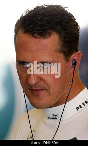 FILE: Abu Dhabi, negli Emirati Arabi Uniti. 03 Nov, 2012. Il tedesco pilota di Formula Uno Michael Schumacher della Mercedes AMG si prepara per la terza sessione di prove libere sul circuito di Yas Marina in Abu Dhabi, Emirati Arabi Uniti, 03 novembre 2012. Il Gran Premio di Formula Uno di Abu Dhabi avrà luogo il 04 novembre 2012. Foto: Jens Buettner/dpa /dpa/Alamy Live News Foto Stock