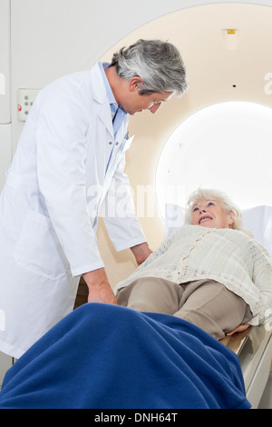 Femmina Senior avente MRI scan Foto Stock