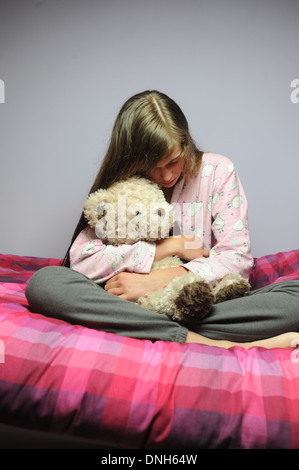 Un depresso adolescente ha sottolineato nella sua camera da letto. Foto Stock