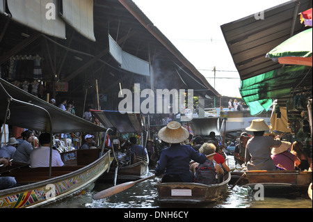 Molto trafficata canal, o khlong, presso il trafficato mercato galleggiante di Damnern Saduak, 80 km a sud-ovest di Bangkok. Foto Stock