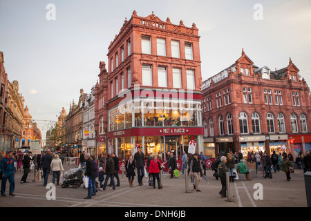 Pret a Manger in Leeds City Centre high street al crepuscolo Foto Stock