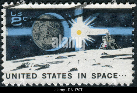 Un francobollo Stampato negli USA, Spazio conseguimento decennio problema, mostra la terra, Sun e i mezzi da sbarco sulla Luna Foto Stock