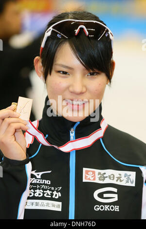 Nagano, Giappone. 28 dicembre, 2013. Erina Kamiya (JPN) pattinaggio di velocità : Medaglia di Bronzo Erina Kamiya del Giappone pone con la sua medaglia durante il Giappone Team olimpico prove per Sochi, Donne 500m vittoria cerimonia al M-onda in Nagano, Giappone . Credito: Yusuke Nakanishi AFLO/sport/Alamy Live News Foto Stock