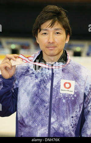 Nagano, Giappone. 28 dicembre, 2013. Yu Oikawa (JPN) pattinaggio di velocità : Medaglia di Bronzo Yu Oikawa del Giappone pone con la sua medaglia durante il Giappone Team olimpico prove per Sochi, Uomini 500m vittoria cerimonia al M-onda in Nagano, Giappone . Credito: Yusuke Nakanishi AFLO/sport/Alamy Live News Foto Stock