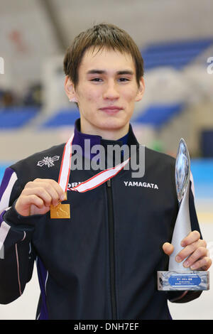 Nagano, Giappone. 28 dicembre, 2013. Williamson Shane (JPN) pattinaggio di velocità : oro medaglia Williamson Shane del Giappone pone con la sua medaglia durante theJapan team olimpico prove per Sochi, Uomini 5000m a M-onda in Nagano, Giappone . Credito: Yusuke Nakanishi AFLO/sport/Alamy Live News Foto Stock