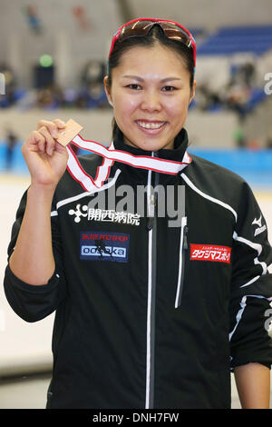 Nagano, Giappone. 29 Dic, 2013. Maki Tsuji (JPN) pattinaggio di velocità : Medaglia di Bronzo Maki Tsuji del Giappone pone con la sua medaglia durante il Giappone Team olimpico prove per Sochi, Donna 1000m vittoria cerimonia al M-onda in Nagano, Giappone . Credito: Yusuke Nakanishi AFLO/sport/Alamy Live News Foto Stock