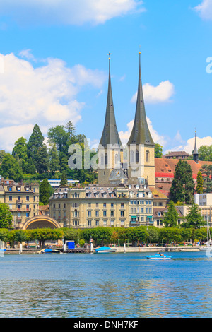 La città di Lucerna con vista fiume Reuss e chiesa di corte di San Leodegar, Svizzera Foto Stock