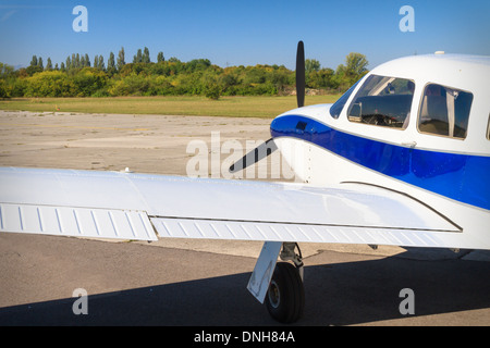 Elica aereo sulla pista in attesa di decollo Foto Stock