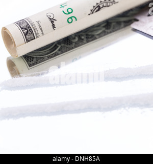 Linee di cocaina sullo specchio con una lama di rasoio farmaci oggetti macro closeup Foto Stock
