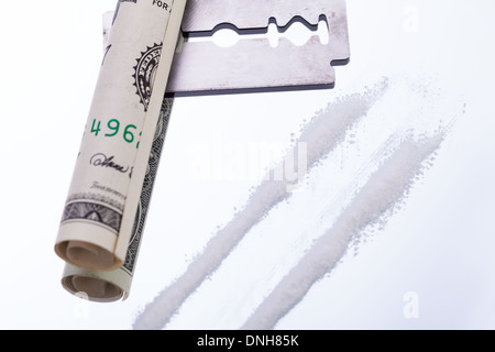 Linee di cocaina sullo specchio con una lama di rasoio farmaci oggetti macro closeup Foto Stock
